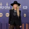 CMA-Awards-2024-Lainey-Wilson-Black-Blazer