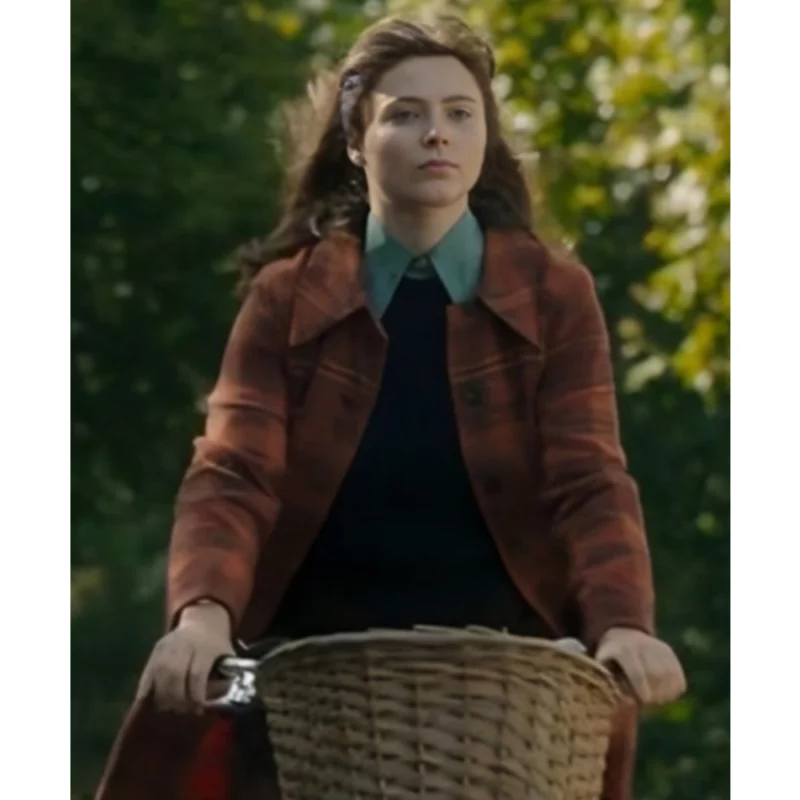 Joy-Thomasin-McKenzie-Cot