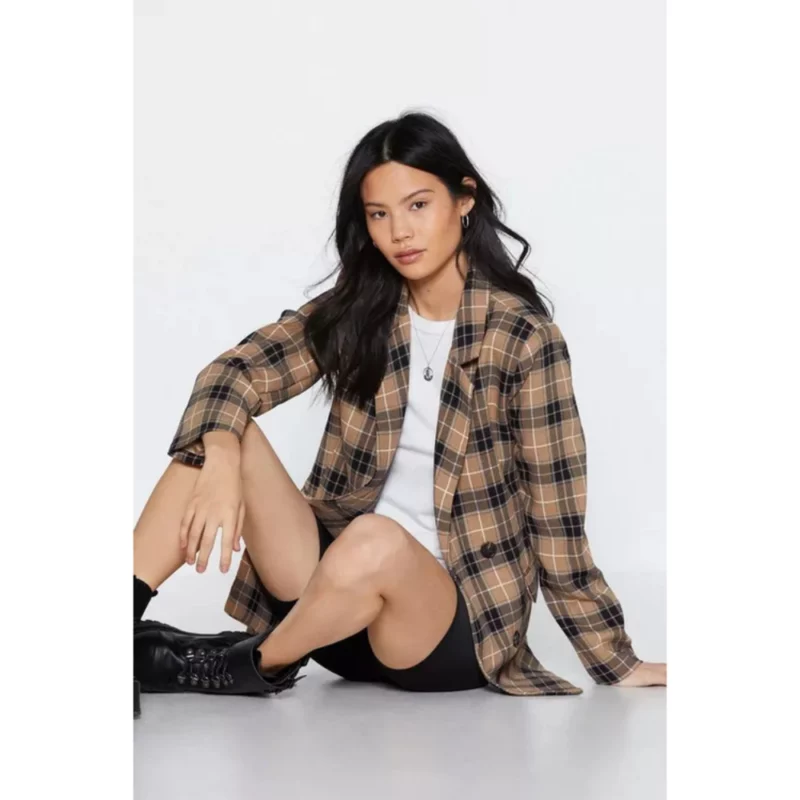 Murder-In-A-Small-Town-Kristin-Kreuk-Blazer