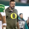 Oregon Ducks Military Appreciation Dan Lanning Pullover Hoodie (1)