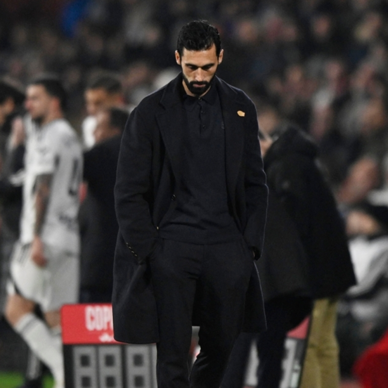 Head Coach Ãlvaro Black Coat