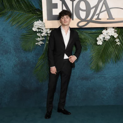 Premire Enola Holmes 3 Noah Schnapp Suit