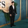 Premire Enola Holmes 3 Noah Schnapp Suit