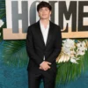 Premire Enola Holmes 3 Noah Schnapp Suit
