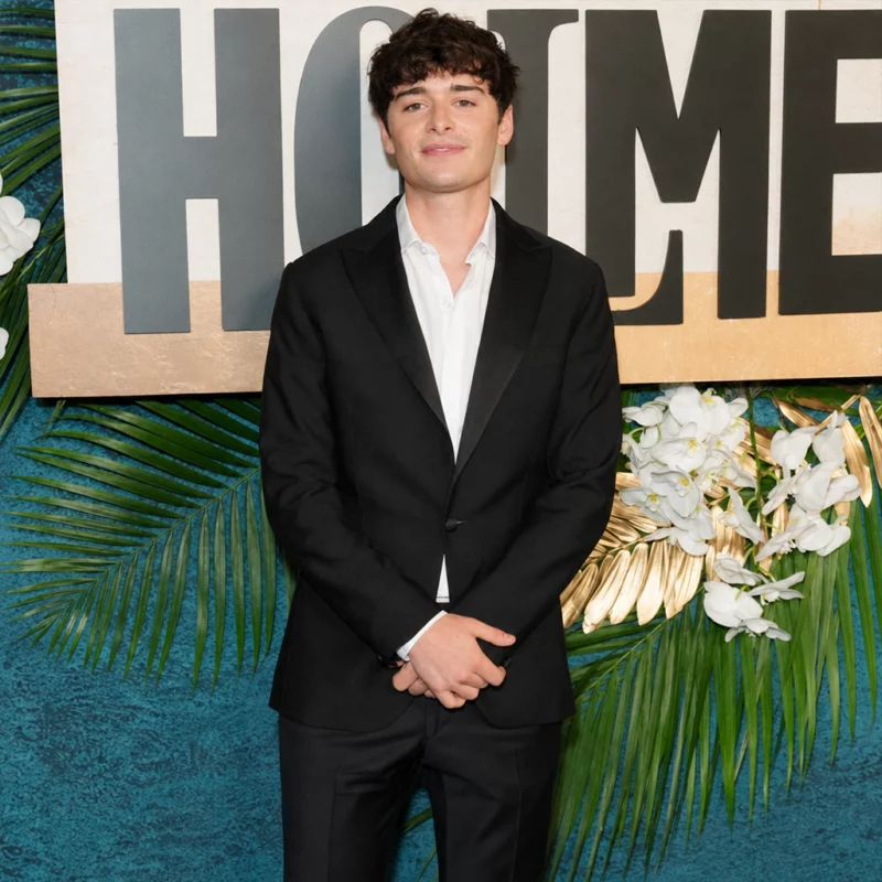 Premire Enola Holmes 3 Noah Schnapp Suit