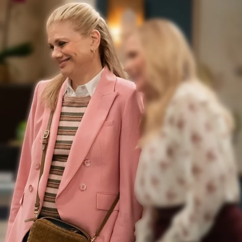 Leanne S02 Kristen Johnston Pink Blazer