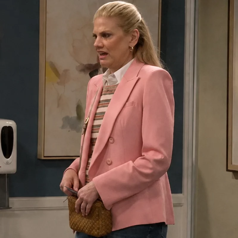 Leanne S02 Kristen Johnston Pink Blazer